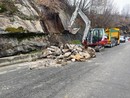 Frana sulla provinciale 46: massi sulla carreggiata colpiscono un'auto, nessun ferito