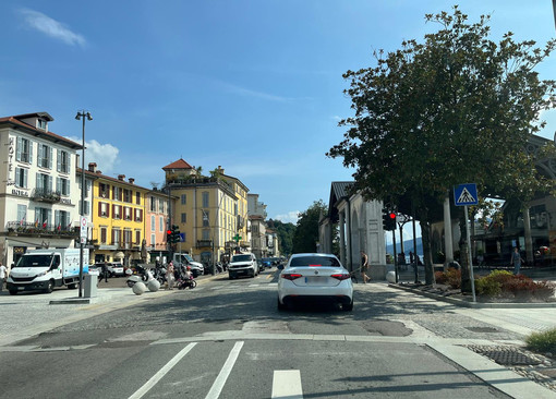 L’asfalto e il ciottolato sconnesso in corso Mameli a Intra L’asfalto e il ciottolato sconnesso in corso Mameli a Intra