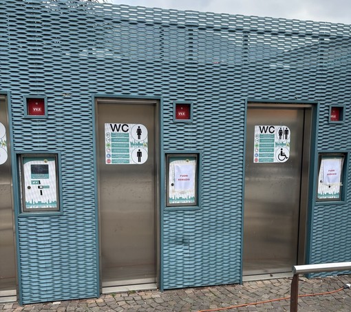 Songa denuncia: "Tanti turisti nel fine settimana, serve manutenzione dei bagni pubblici"
