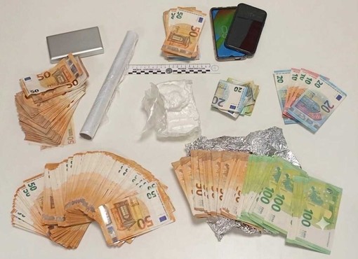 Verbania, sequestrati oltre 250 grammi di cocaina e 25 mila euro: arrestato un 27enne Verbania, sequestrati oltre 250 grammi di cocaina e 25 mila euro: arrestato un 27enne