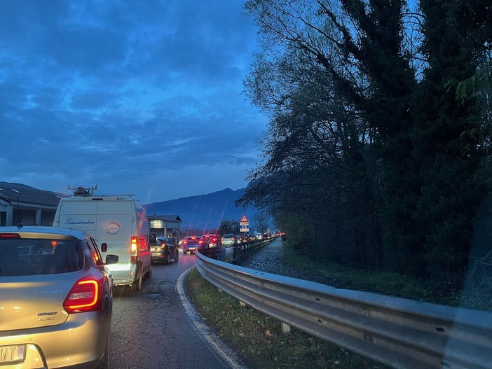 Code interminabili sulla Statale: nuovo cantiere a sorpresa paralizza il traffico tra Verbania e Gravellona