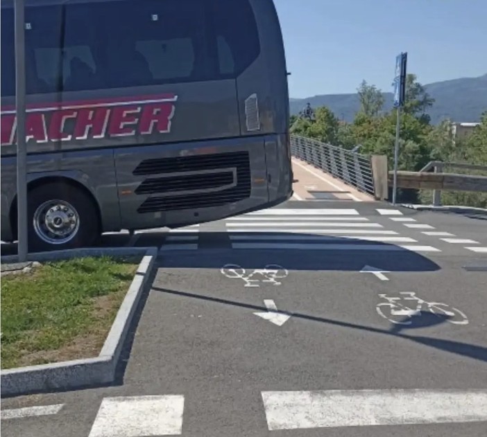 Parcheggi all’imbocco della passerella ciclo pedonale, è polemica