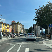 L’asfalto e il ciottolato sconnesso in corso Mameli a Intra L’asfalto e il ciottolato sconnesso in corso Mameli a Intra
