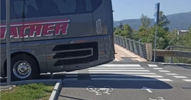 Parcheggi all’imbocco della passerella ciclo pedonale, è polemica