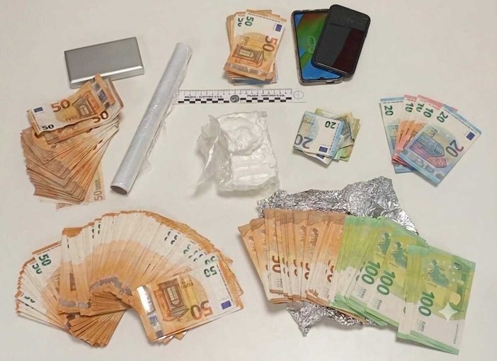Verbania, sequestrati oltre 250 grammi di cocaina e 25 mila euro: arrestato un 27enne Verbania, sequestrati oltre 250 grammi di cocaina e 25 mila euro: arrestato un 27enne