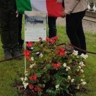 La targa sul lungolago in ricordo della tragedia del Milano