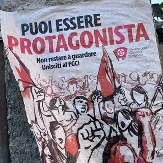 Manifesti politici fuori dalle scuole, il Fronte della Gioventù Comunista: "Da sempre attivi per il futuro degli studenti"
