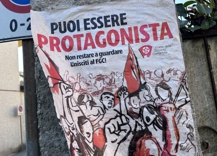 Manifesti politici fuori dalle scuole, il Fronte della Gioventù Comunista: "Da sempre attivi per il futuro degli studenti"