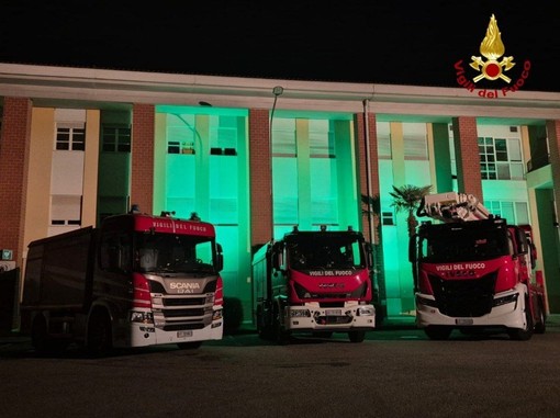 La caserma dei vigili del fuoco si illumina di verde per la consapevolezza della sindrome Pans Pandas