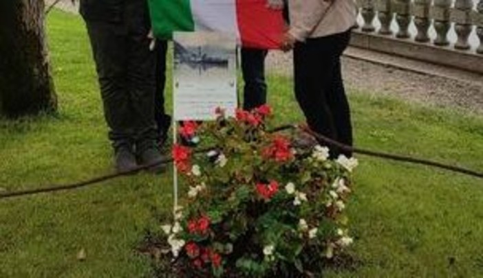 La targa sul lungolago in ricordo della tragedia del Milano