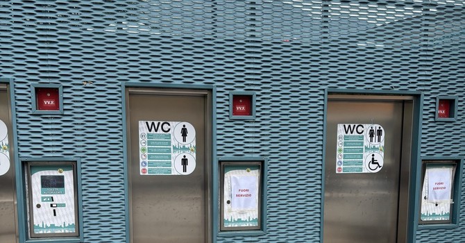 Songa denuncia: "Tanti turisti nel fine settimana, serve manutenzione dei bagni pubblici"