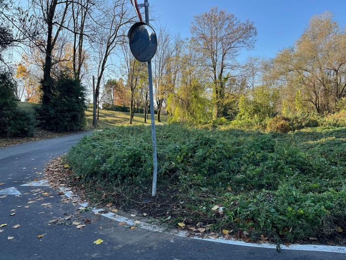 Biganzolo, sistemato il palo con specchio stradale che era caduto Biganzolo, sistemato il palo con specchio stradale che era caduto