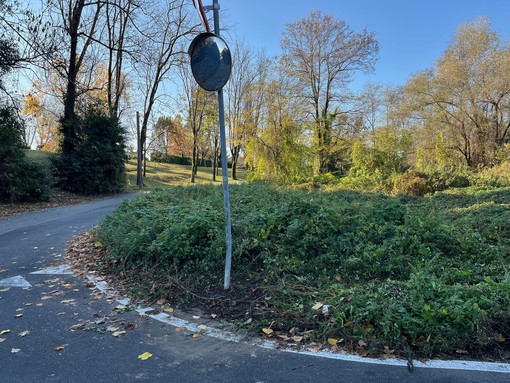 Biganzolo, sistemato il palo con specchio stradale che era caduto