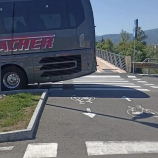 Parcheggi all’imbocco della passerella ciclo pedonale, è polemica