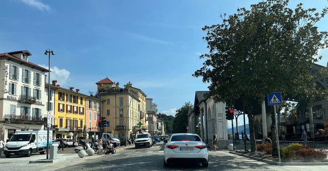 L’asfalto e il ciottolato sconnesso in corso Mameli a Intra