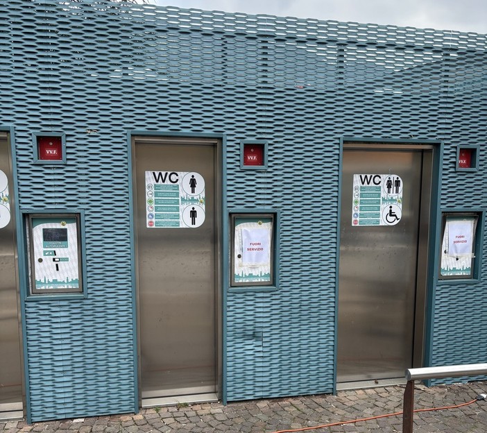 Songa denuncia: "Tanti turisti nel fine settimana, serve manutenzione dei bagni pubblici"