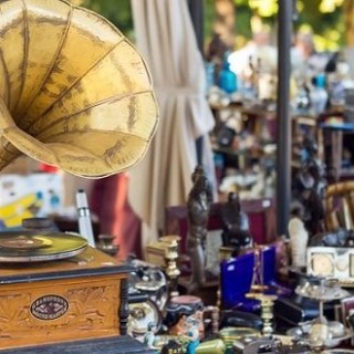 Torna il mercatino dell'usato: da settembre a maggio sul lungolago l'appuntamento con “Di tutto un po’”