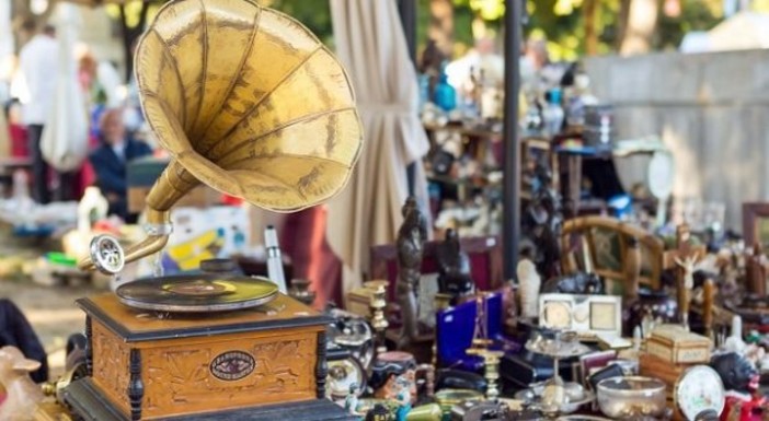 Torna il mercatino dell'usato: da settembre a maggio sul lungolago l'appuntamento con “Di tutto un po’” Torna il mercatino dell'usato: da settembre a maggio sul lungolago l'appuntamento con “Di tutto un po’”
