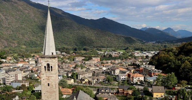 Cerca di avvicinare le ragazze davanti alle Medie, controlli a Ornavasso