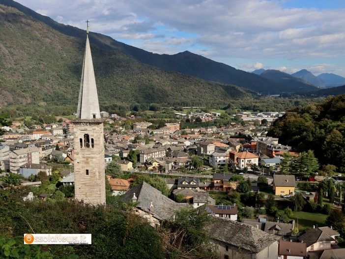 Cerca di avvicinare le ragazze davanti alle Medie, controlli a Ornavasso