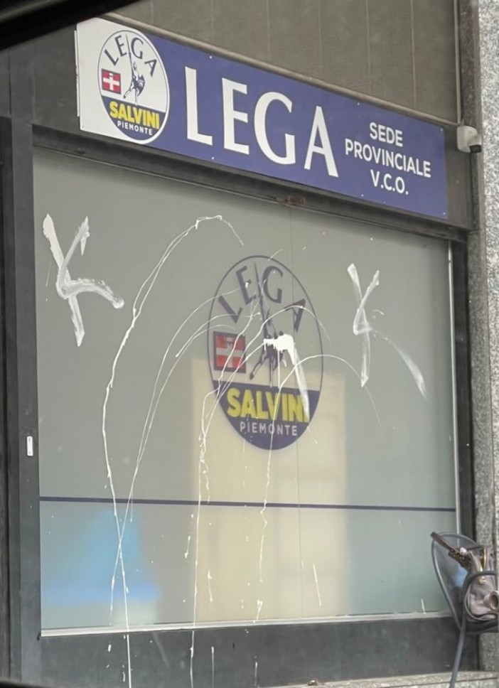 Imbrattata con vernice la sede della Lega a Verbania, Montani: “Denunceremo l’autore del gesto vandalico”