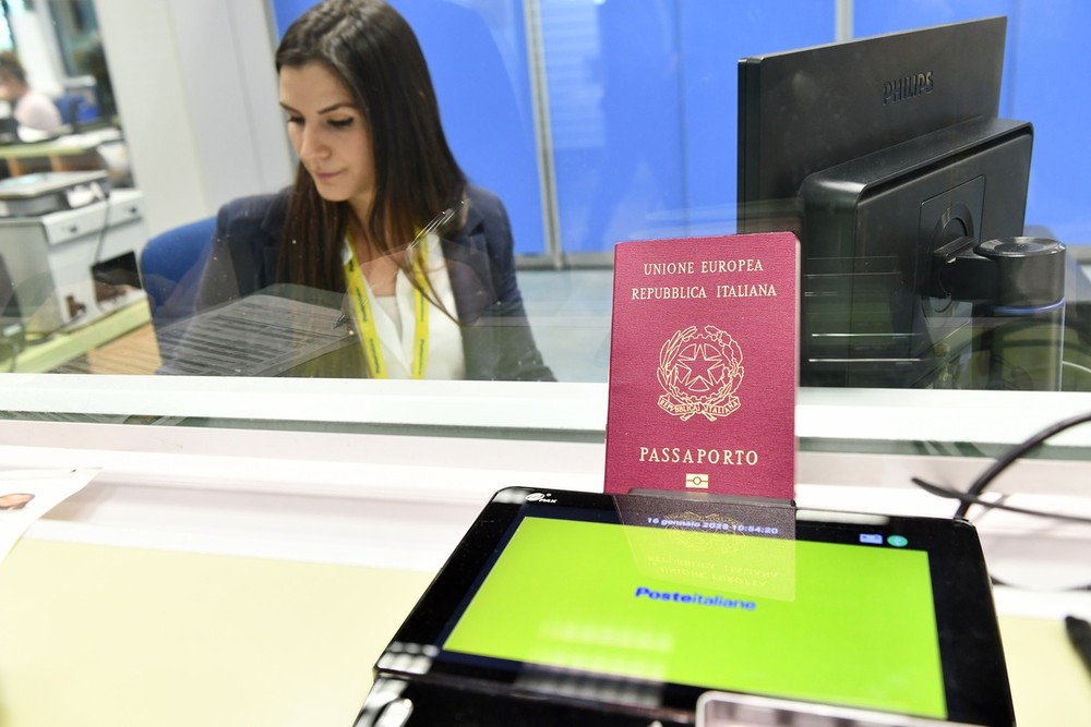 Poste Italiane, negli uffici Polis del Verbano Cusio Ossola attivo il servizio passaporti