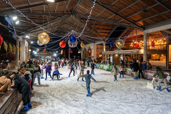 Halloween sul ghiaccio: Verbania inaugura la pista di pattinaggio con premi per le maschere Halloween sul ghiaccio: Verbania inaugura la pista di pattinaggio con premi per le maschere