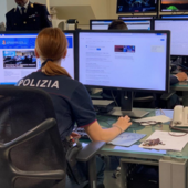 Nuove truffe su WhatsApp, l’allarme della Polizia: “Non cliccate link sospetti”