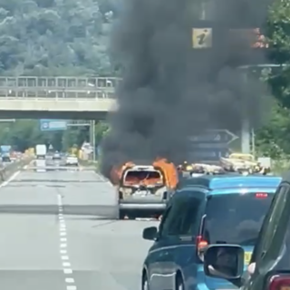Auto prende fuoco sulla superstrada dell’Ossola, traffico rallentato all’altezza di Ornavasso VIDEO