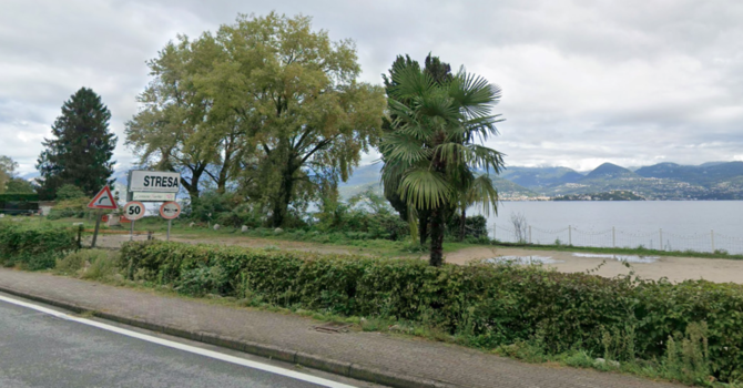 Stresa, auto finisce sulla statale 33: pesanti ripercussioni sulla viabilità Stresa, auto finisce sulla statale 33: pesanti ripercussioni sulla viabilità