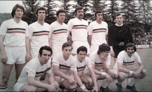 Bagnoli, accosciato e primo da sinistra, nel Verbania della stagione 1971-1972, in Serie C FOTO Wikipedia