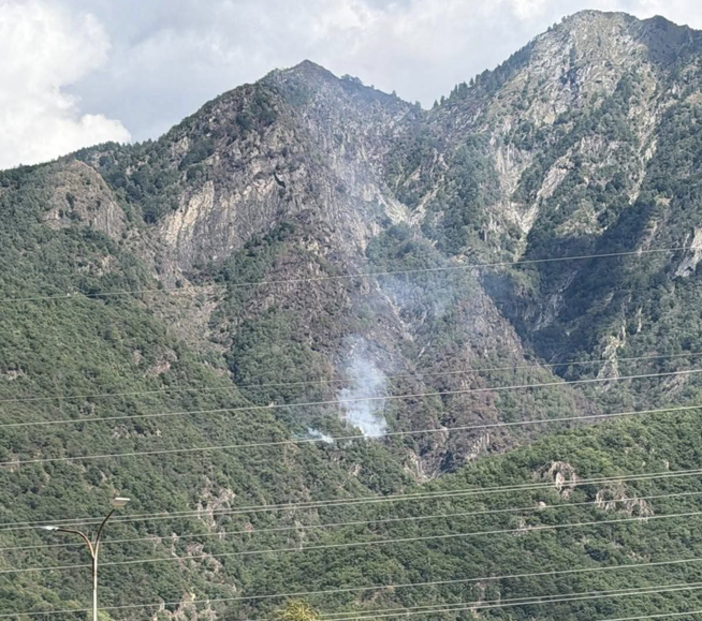 Incendio tra Beura Cardezza e Vogogna, riprendono vigore alcuni focolai