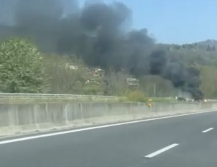 Auto in fiamme sull'A26: code tra Meina e Carpugnino VIDEO Auto in fiamme sull'A26: code tra Meina e Carpugnino VIDEO
