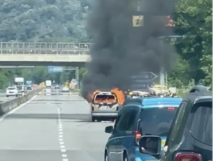 Auto prende fuoco sulla superstrada dell’Ossola, traffico rallentato all’altezza di Ornavasso VIDEO Auto prende fuoco sulla superstrada dell’Ossola, traffico rallentato all’altezza di Ornavasso VIDEO