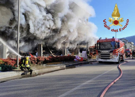 Incendio a Laveno: colonna di fumo visibile anche da Verbania Incendio a Laveno: colonna di fumo visibile anche da Verbania