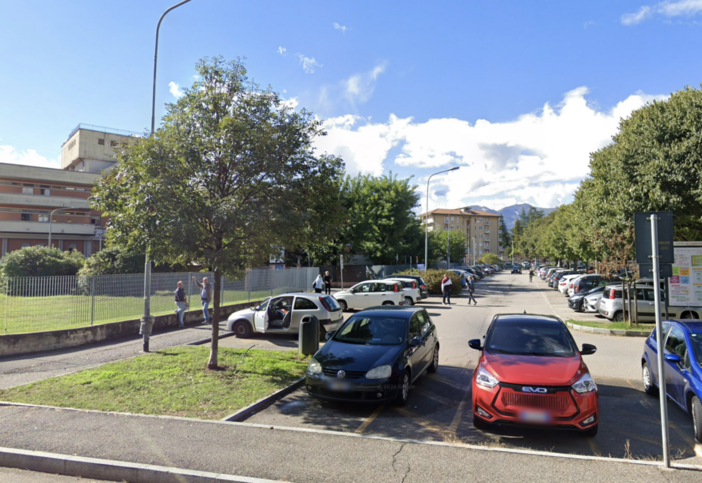 Verbania, nuovi orari per la pulizia del parcheggio dell’Ospedale Castelli