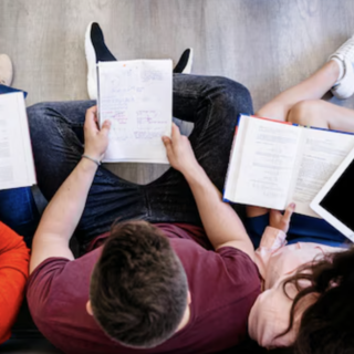 Adolescenti: in Piemonte leggono di più e visitano musei, ma vanno meno a teatro e ai concerti Adolescenti: in Piemonte leggono di più e visitano musei, ma vanno meno a teatro e ai concerti