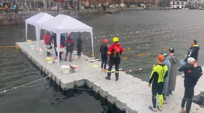 Ice Swim Xmas Cup, successo sul lago: oltre cento atleti hanno sfidato il freddo VIDEO