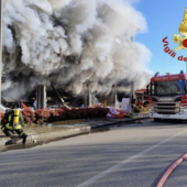 Incendio a Laveno: colonna di fumo visibile anche da Verbania Incendio a Laveno: colonna di fumo visibile anche da Verbania