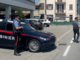 Danneggiano le auto in sosta, uno dei tre vandali aggredisce i carabinieri: arrestato