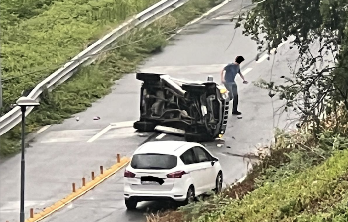 Auto ribaltata ai Tre Ponti a Suna