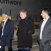 L'europarlamentare Carlo Fidanza (al centro) durante la visita a Domo 2