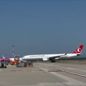 L'aereo atterrato a Malpensa dalla Turchia con a bordo le salme dei sub italiani morti alle Maldive L'aereo atterrato a Malpensa dalla Turchia con a bordo le salme dei sub italiani morti alle Maldive