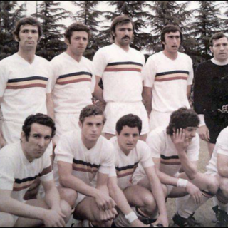 Bagnoli, accosciato e primo da sinistra, nel Verbania della stagione 1971-1972, in Serie C FOTO Wikipedia
