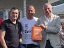 Il Cantante della Solidarietà dona un defibrillatore al comune  FOTO