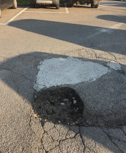 Omegna, non si fermano le segnalazioni: buca pericolosa in un’area di sosta