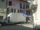 Camioncino urta due balconi in via Citterio