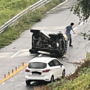 Auto ribaltata ai Tre Ponti a Suna