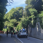 Auto abbatte un palo a Verbania, chiusa via Vittorio Veneto per la messa in sicurezza Auto abbatte un palo a Verbania, chiusa via Vittorio Veneto per la messa in sicurezza