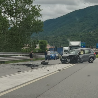 Brutto incidente a Gravellona: traffico bloccato, nessun ferito